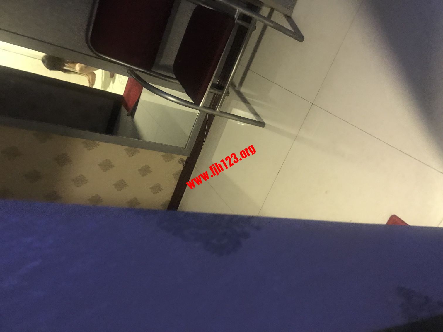 偷怕一张，妹子很警惕